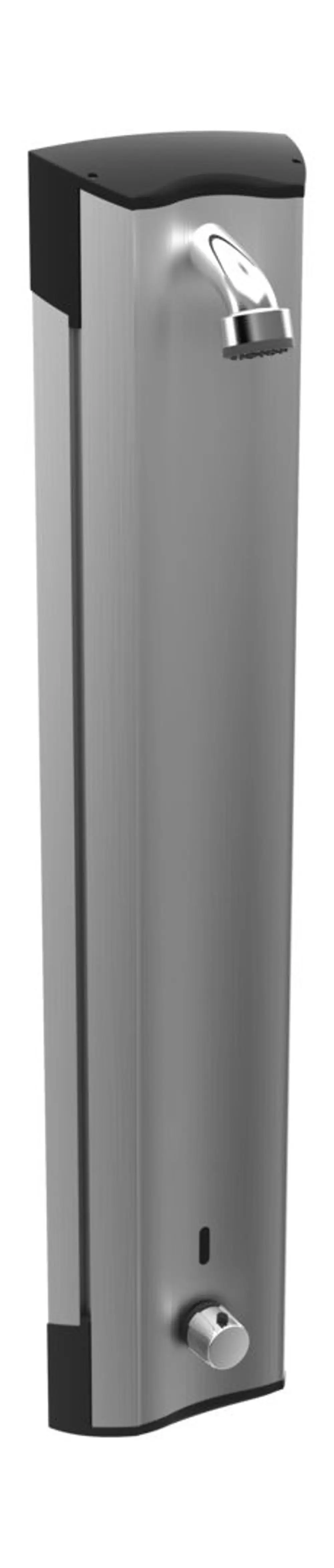 Aluminiumpaneel in silberner Optik mit einem Duschkopf und einem Steuerknopf, hergestellt von HANSA. Die Oberseite ist schwarz abgesetzt.